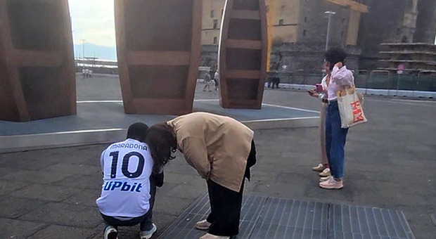  Napoli, l'installazione Voyageur di piazza Municipio piace: «Meglio del Pulcinella e della Venere degli stracci» 