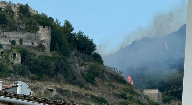  Incendio nei pressi del Castello: col vento forte torna a bruciare la Costiera 