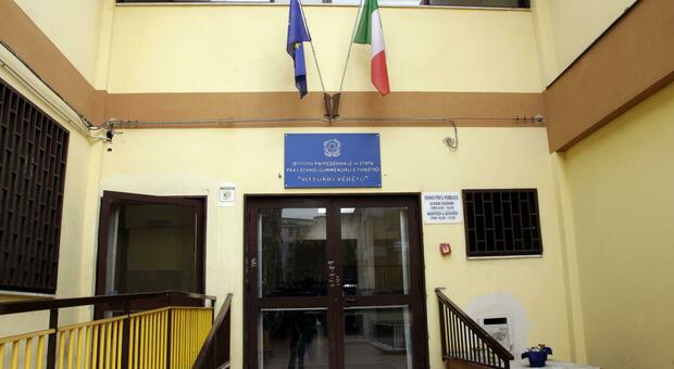  Scampia, Sos a scuola. Quattro docenti nel mirino: «È racket della sosta» 