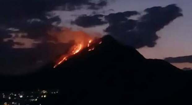  San Cipriano Picentino, incendio sul Monte Monna: preoccupazione tra i residenti 