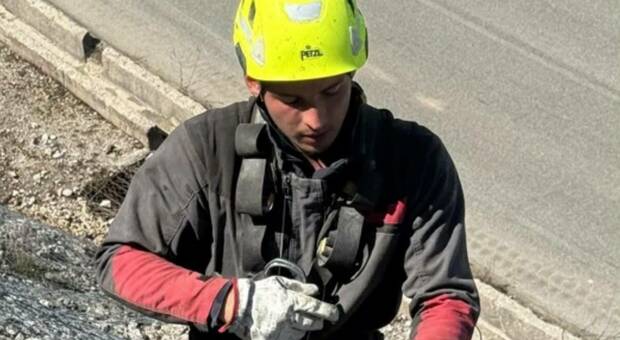 Andrea Moretti, chi era l'operaio morto al Colosseo: da Teramo per lavorare a Roma, lascia 3 sorelle. Meloni: &laquo;Faremo piena luce&raquo;