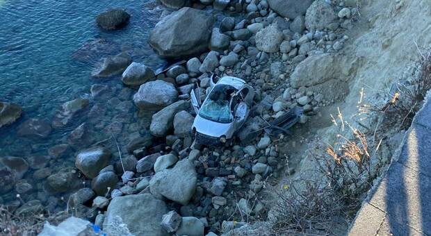 Ischia, auto rubata vola e precipita sulla scogliera a Forio: gravi due 18enni e un minorenne