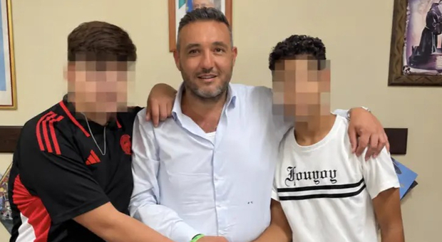  Coltello a scuola dopo la lite con un compagno, il sindaco li chiama e li fa incontrare: «Si sono chiariti e stretti la mano» 