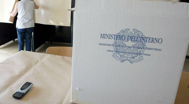 Osimo, foto del voto in cabina elettorale: «Era per mia moglie», condannato