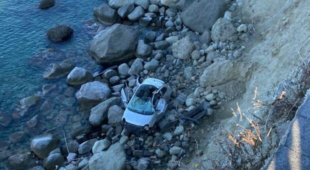  Corsa con l?auto rubata precipitano sugli scogli Ischia, feriti tre ragazzi 