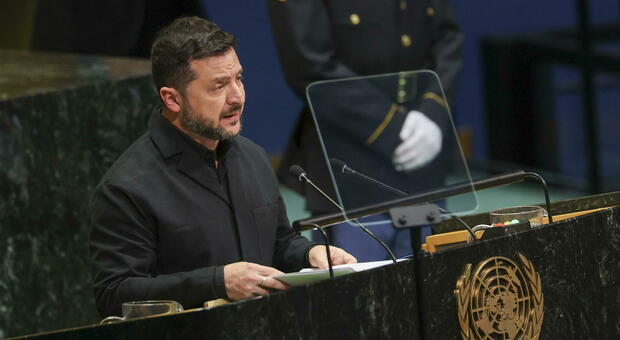 Zelensky: &laquo;Putin non pu&ograve; vivere senza guerra, &egrave; il paziente zero e va fermato&raquo;
