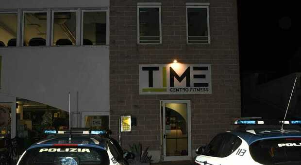 Operaio trovato morto nel vano ascensore del cantiere: la famiglia d&agrave; l'allarme