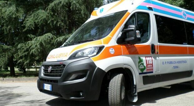 Salerno, accoltellata alle spalle da uno sconosciuto: grave 20enne, &egrave; in codice rosso