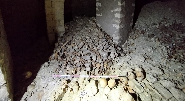 Spuntano le ossa di centinaia di scheletri: speleologi al lavoro nell'ex distretto militare