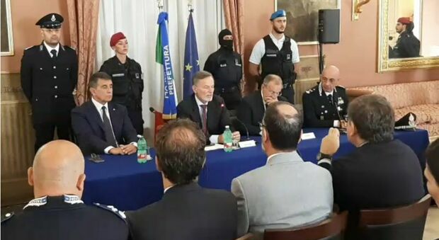 Stop cellulari in carcere Secondigliano, 24mila tentativi bloccati in un giorno