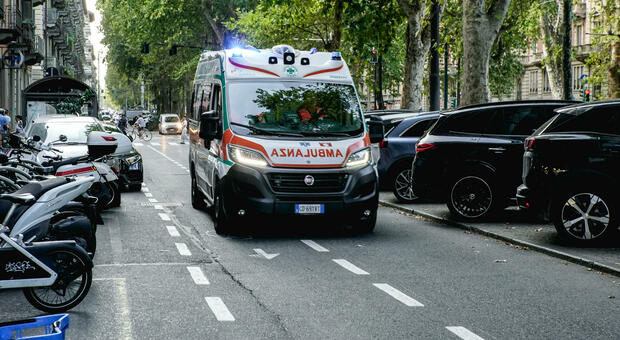  Salerno, 20enne accoltellata alle spalle da uno sconosciuto: Sulla nuca una ferita di sette centimetri 