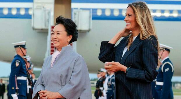 Melania Trump: &laquo;Il comunismo? Ho avuto un'infanzia bellissima&raquo;, poi la complicit&agrave; con la moglie di Xi Jinping