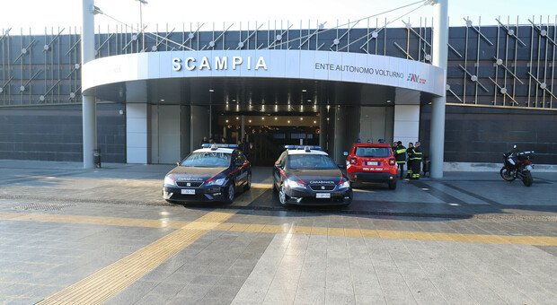  Blitz a Scampia dopo l'agguato: 30enne fermato nel fortino del clan Raia con armi e droga 