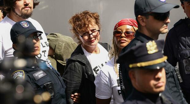 Arrestata Susan Sarandon davanti la sede dell'Onu: l'attrice protestava contro Netanyahu