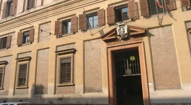  Pagani: abusi sessuali sullo studente, docente 36enne va a giudizio 