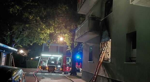Lucca, incendio nella notte in un palazzo: due morti e 13 feriti. Tra loro anche tre bambini. Il sindaco: «Bilancio drammatico»