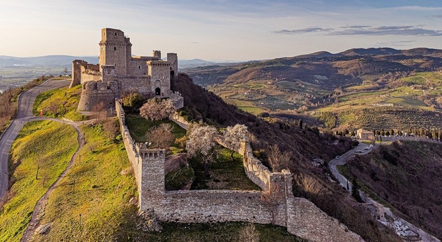 Giornata per l'eliminazione delle armi nucleari: la Rocca di Assisi si colora di rosso