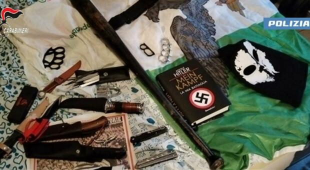 Esaltavano suprematisti e nazisti, perquisiti 14 minorenni e tre adulti: nelle chat i manuali per costruire ordigni