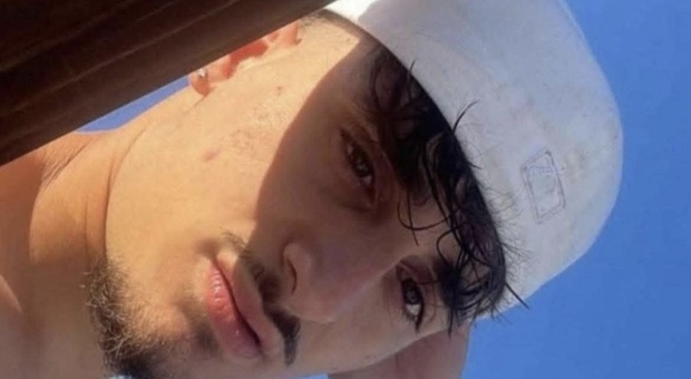  «Vogliamo giustizia», fiaccolata per Giuseppe morto a 19 anni 