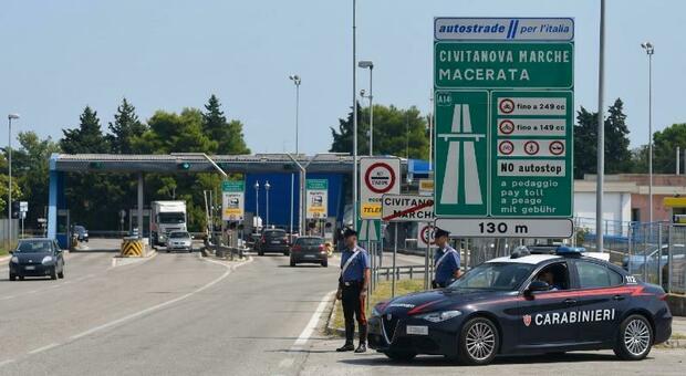 Anziana raggirata a Civitanova, doppio arresto ma i truffatori tornano subito liberi