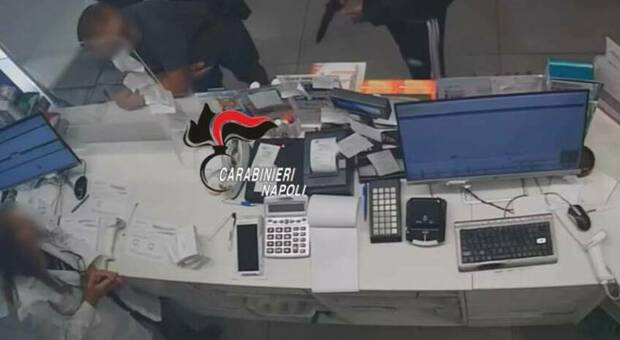  Napoli, prova a scappare dopo una rapina in farmacia a Barra: arrestato grazie alle foto sui social della compagna 