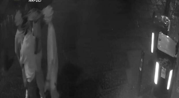  Napoli, rapinano e minacciano con un coltello un 21enne in piazza del Gesù: due persone arrestate 