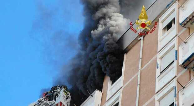 Roma, incendio in un palazzo a Colli Aniene: un morto e due persone salvate