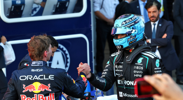 Russell vince il GP di Baku in volata su Verstappen, terzo Hadjar. Poi Leclerc e Antonelli, quinto da 17esimo