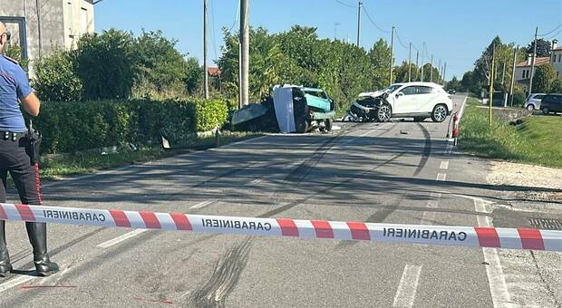 Due morti e un ferito, tragico incidente tra una Panda e un Suv: strada chiusa ed elisoccorso in volo
