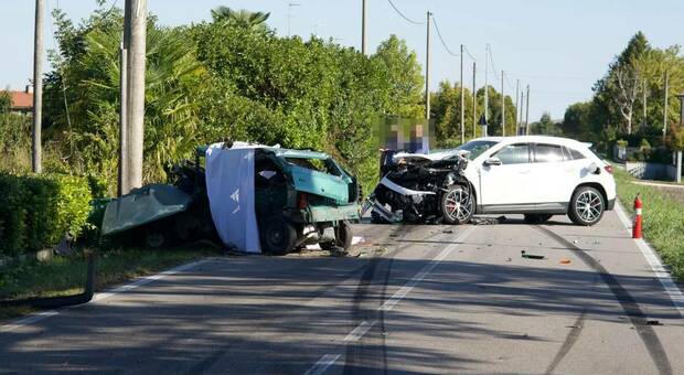 Due morti e un ferito, tragico incidente tra una Panda e una Mercedes: strada chiusa ed elisoccorso in volo