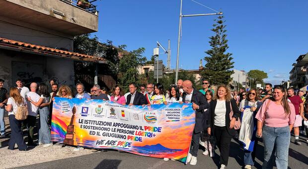  In migliaia al Gay Pride a Giugliano: «Nuova stagione di diritti» 