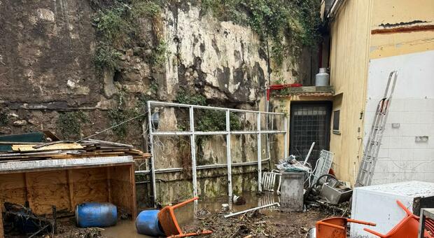  Castellammare, acqua e fango dal Faito invadono città e galleria 