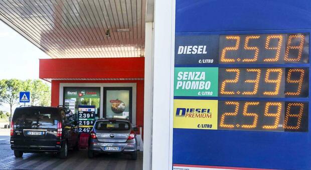  Volano i prezzi a Napoli, diesel a quota 2,6 euro 