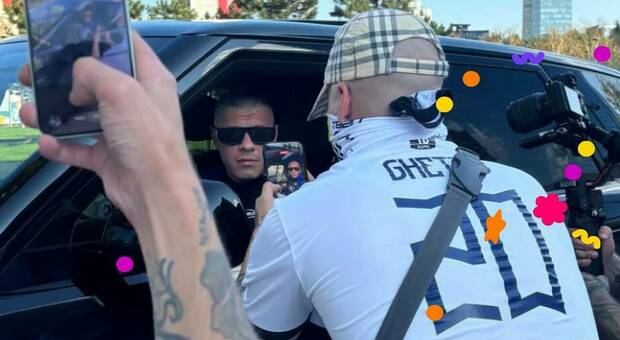 Milano-Meda bloccata per un videoclip, il trapper 351 Bratan espulso e rimpatriato in Moldavia. La strada trasformata in un set