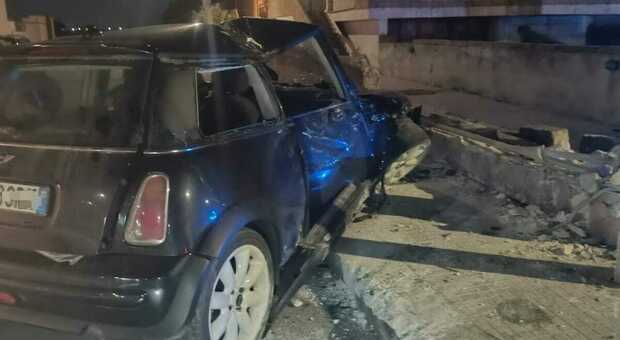 Incidente nella notte, con la Mini contro un muro: cinque giovanissimi feriti, una 14enne in ospedale