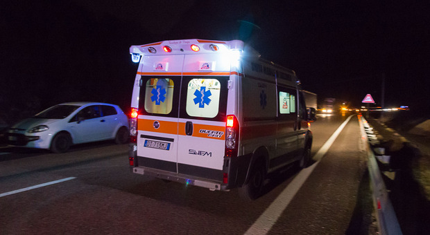 Operaio travolto da un'auto mentre &egrave; al lavoro sulla A14: muore poco dopo in ospedale