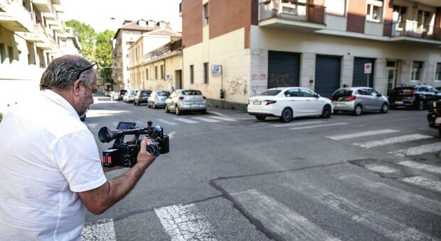 Torino, vuole investire l'ex compagno con l'auto ma travolge il figlio di 5 anni e fugge: arrestata 24enne