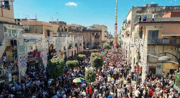 Napoli, delirio a Barra per la Ballata dei Gigli: in migliaia attorno ai pesanti obelischi