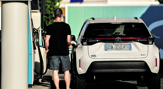 Paura a Reggio Emilia, ferisce con un cacciavite una donna mentre fa rifornimento di benzina e investe due persone