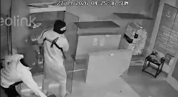  Il momento della rapina in un negozio di elettronica, è la terza volta in pochi giorni: lo sfogo dei titolari 