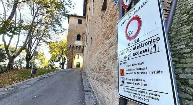 Nella Ztl con il pass per disabili, viene multato. Fa ricorso e vince: il Comune di Jesi deve pagare