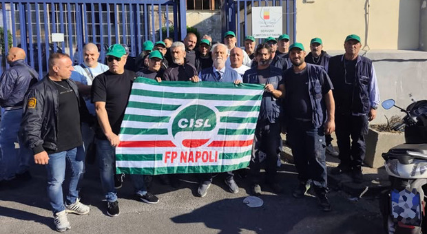  Napoli, protesta ai cimiteri: niente seppellimenti. Bare in deposito, la disperazione dei parenti 