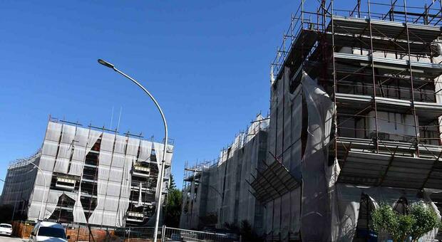 &laquo;Murati vivi da 4 anni&raquo;. L&rsquo;odissea di 120 famiglie ascolane in 6 palazzine: effetto Superbonus, ditta sparita dopo aver montato una prigione di impalcature