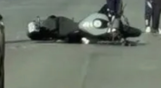 Con la moto contro un furgone: gravissimo un 28enne