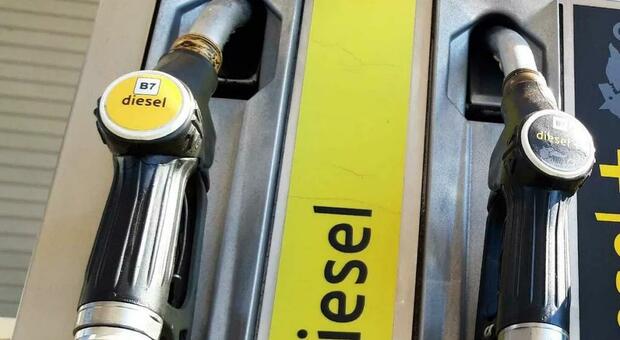 https://statics.cedscdn.it/photos/MED/2026/09/28/9791365_28222722_9425547_19113031_pompa_carburante_benzina_e_diesel_e1773672872236_1024x683.jpg