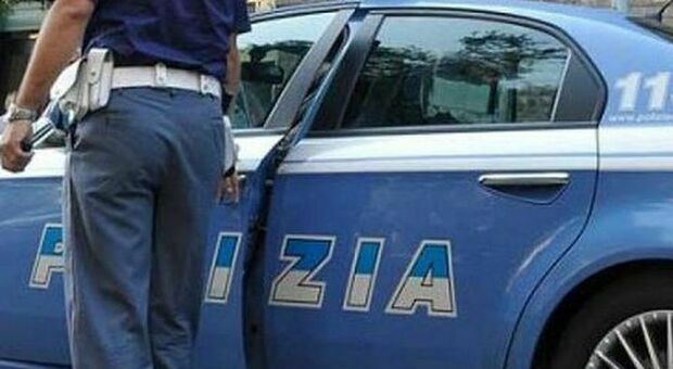  Napoli, infila la mano nello zaino di due turisti e li deruba poi prende a calci e pugni i poliziotti: arrestato 