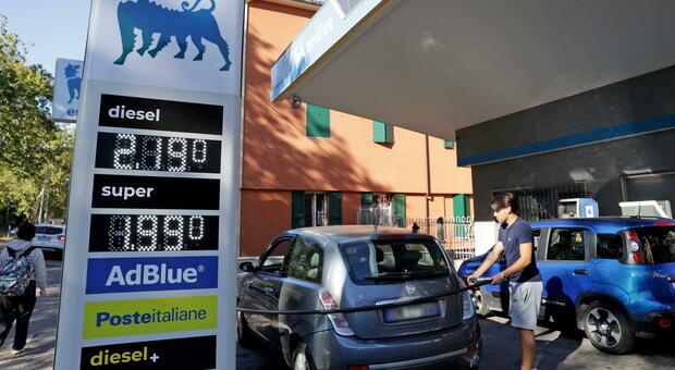 Benzina, i prezzi dei carburanti in ribasso: self in autostrada sotto i 2,2 euro