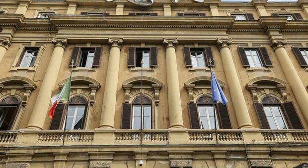 Titoli di Stato, rendimenti in rialzo: il Tesoro colloca 8 miliardi di Btp e Ccteu