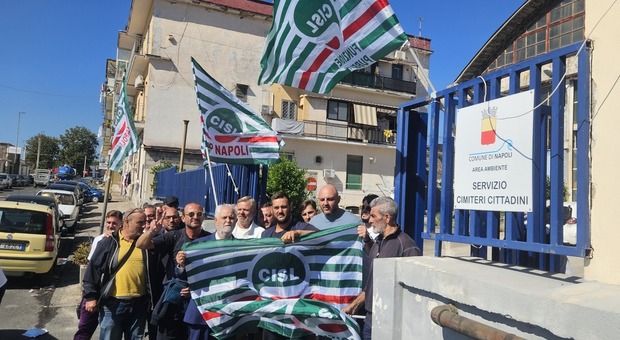  Napoli, Caos cimiteri, secondo giorno senza seppellire le bare: lavoratori senza stipendio 