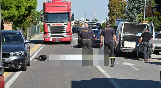 Incidente tra auto, furgone e moto: morto sul colpo il centauro di 52 anni